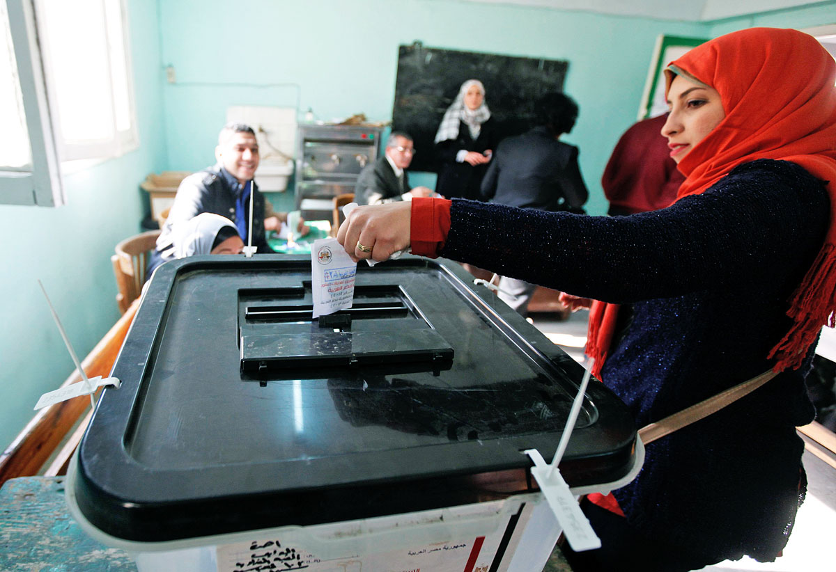 Voksolás egy kairói szavazókörben: sok múlik a részvételi arányon