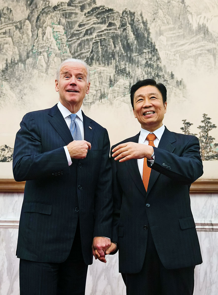 Joe Biden amerikai alelnök (balra) és Li Yuanchao kínai miniszterelnök-helyettes Pekingben