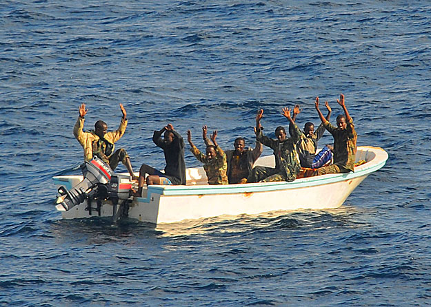 Szomáliai kalózokat fognak el amerikai tengerészek az Ádeni-öbölben 2009 februárjában