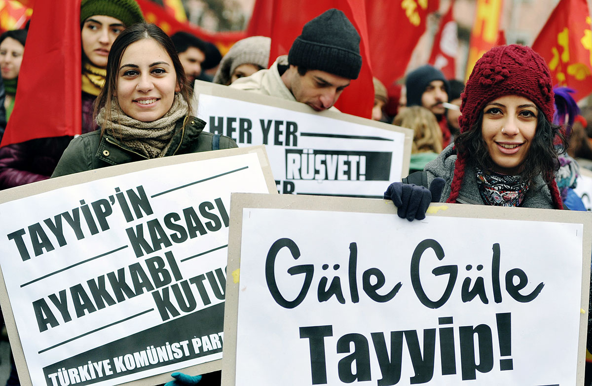 „Viszlát Tayyip!” – búcsúzna Erdogan kormányfőtől egy tüntető