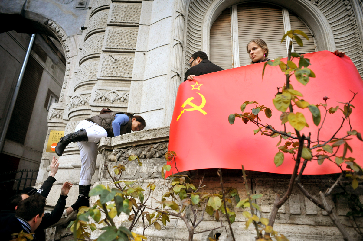 Szovjet zászlót lengetnek a Fidesz székházáról az Együtt-PM aktivistái