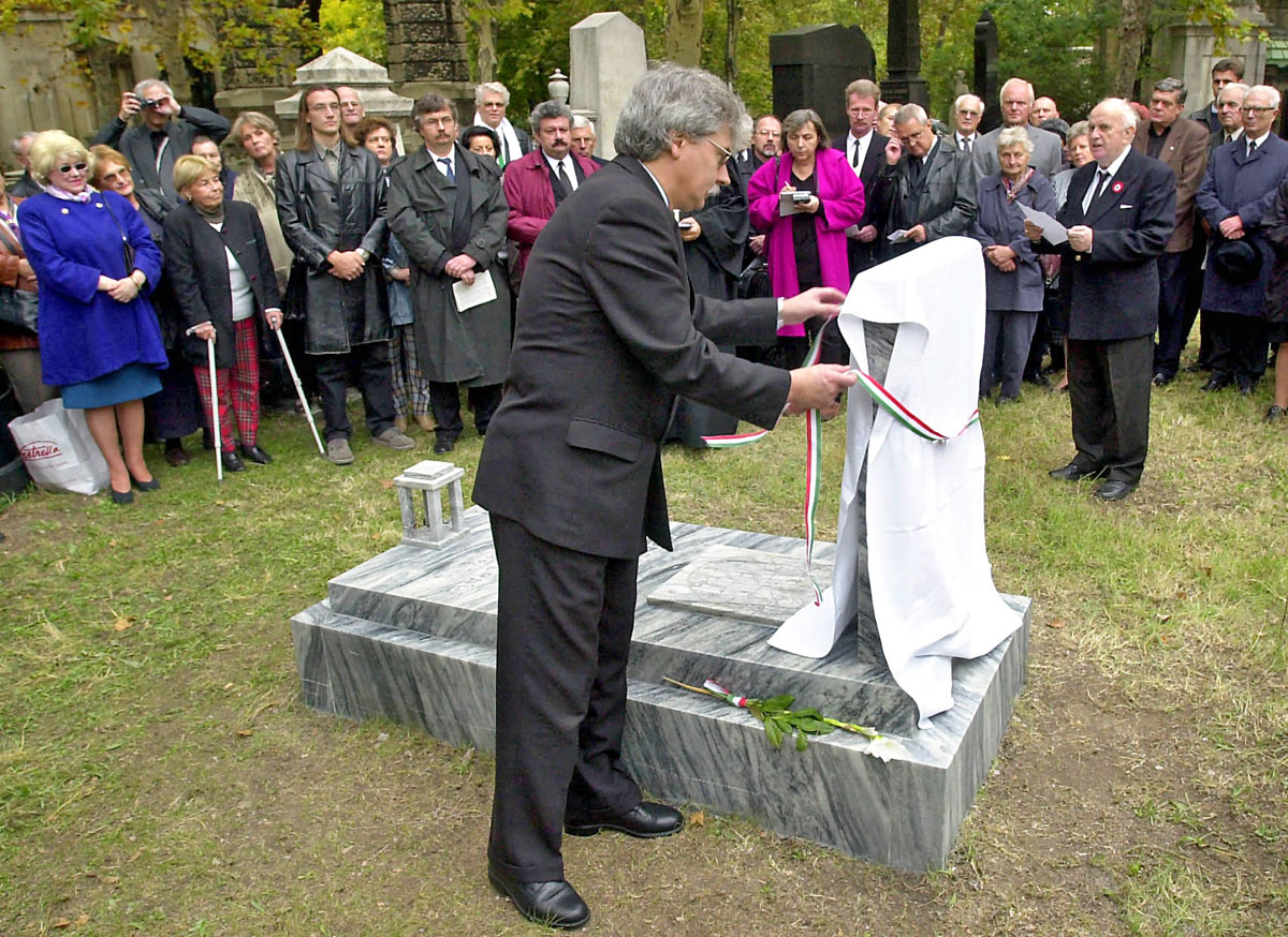 Szakály Sándor 2002-ben Gömbös Gyula új síremlékét avatja a Fiumei úti sírkertben