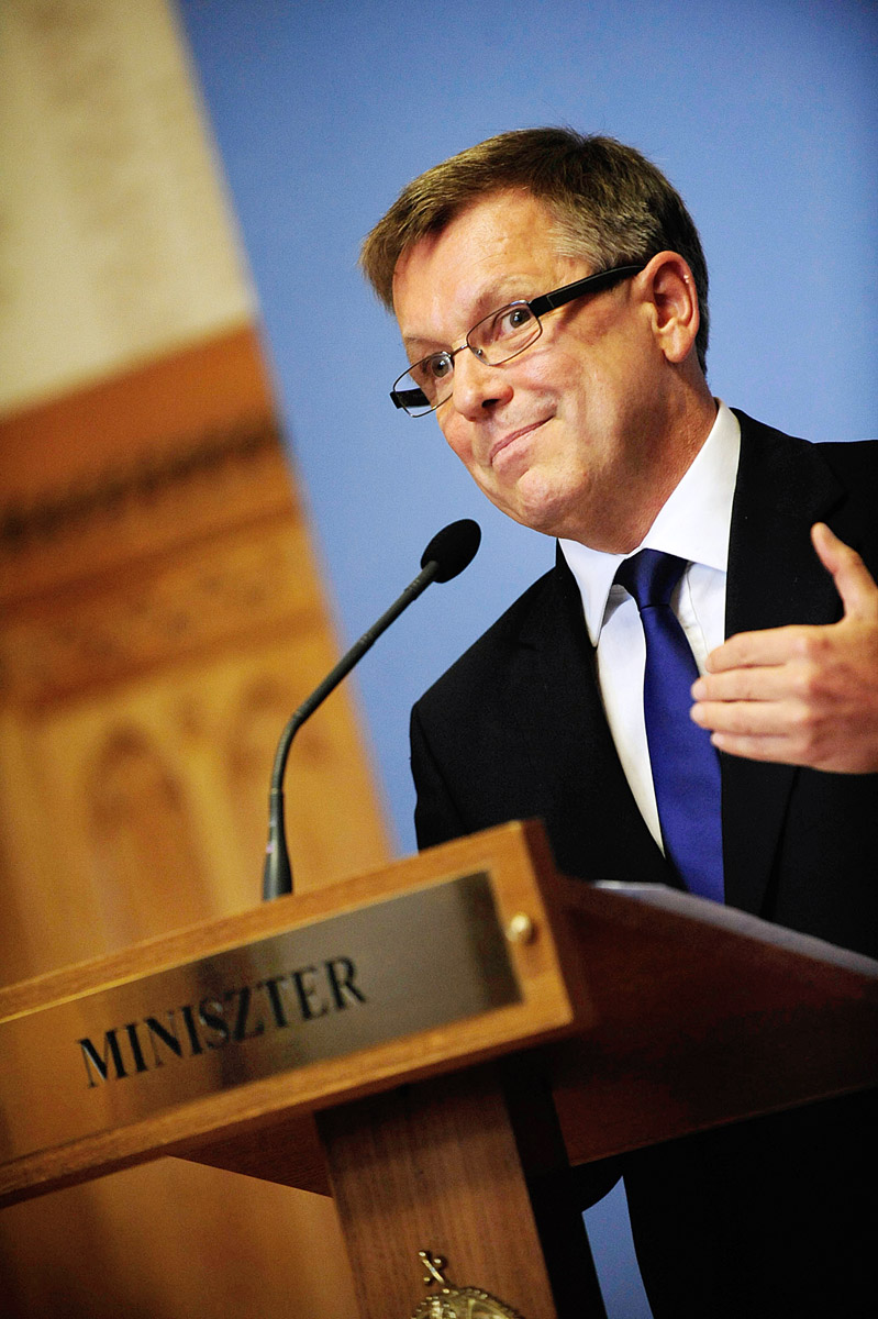 Matolcsy György 2012-ben vezette be a telefonadót