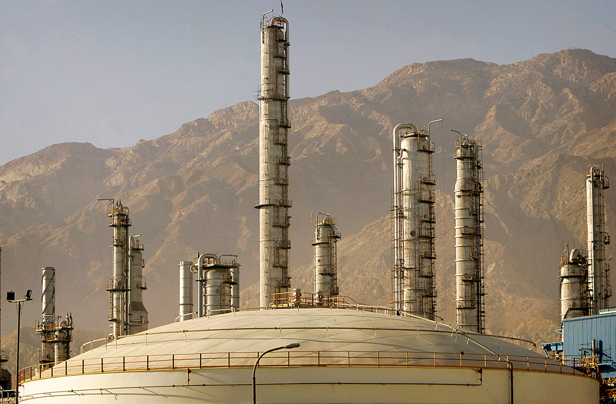 Iráni kőolajtároló a Perzsa-öböl partjánál. Nagyobb mennyiségben jöhet a fekete arany is