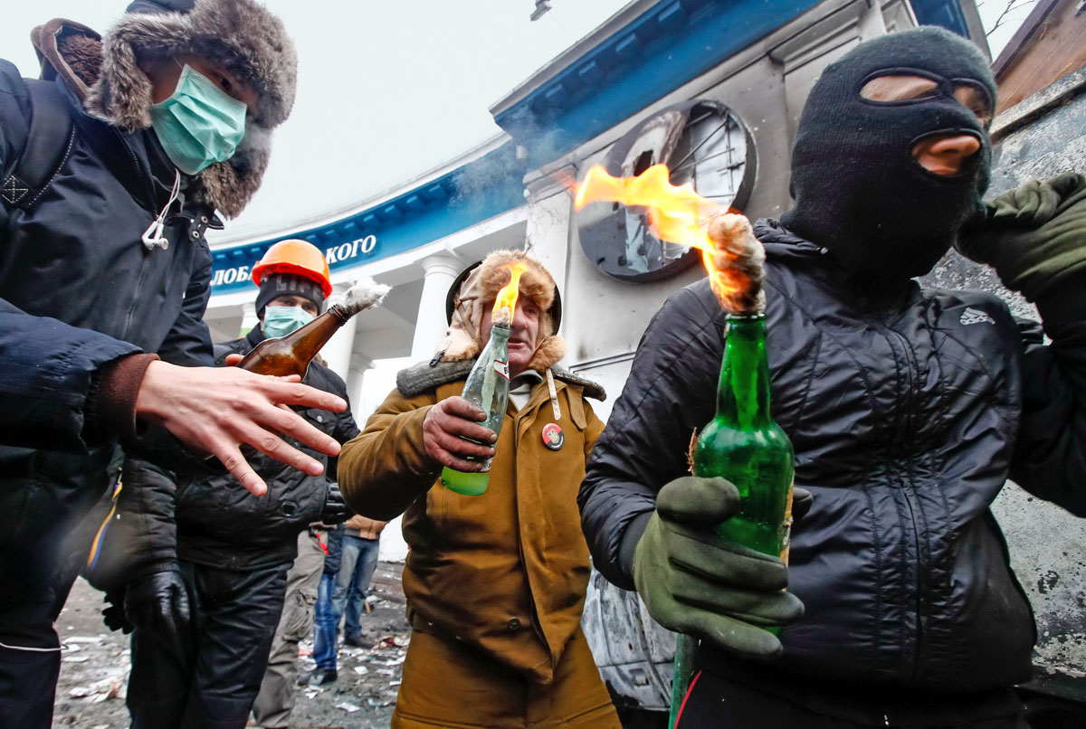 Ellenzéki tüntetők támadásra indulnak a rendőrök ellen Kijevben