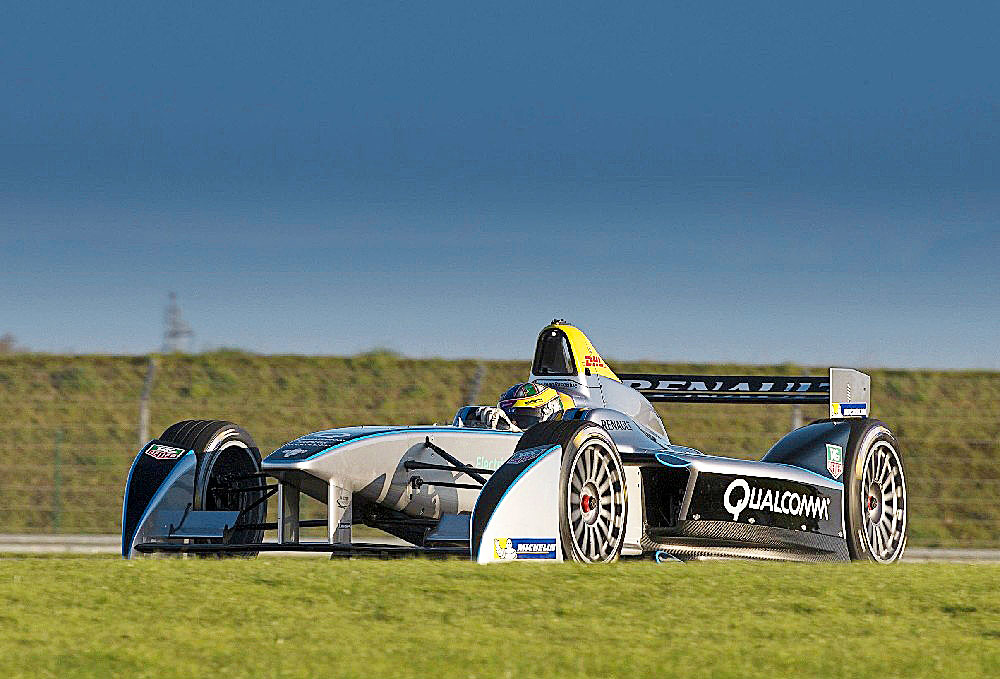 A Spark-Renault fejlesztésében részt vett a versenysportokban profi Dallara, McLaren, Williams és Michelin