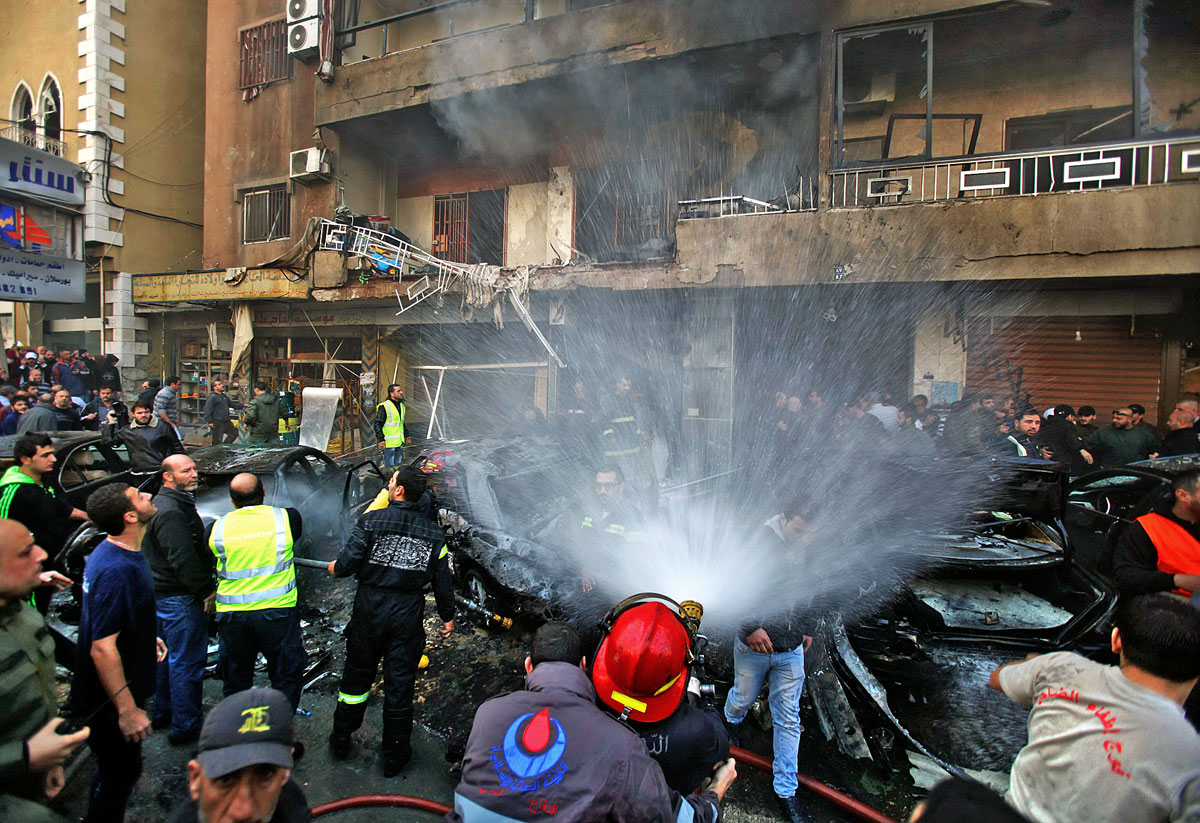 Tűzoltók akcióban Bejrútban, ahol a pokolgépes merénylet célpontja ismét az Irán támogatását élvező síita Hezbollah főhadiszállása volt