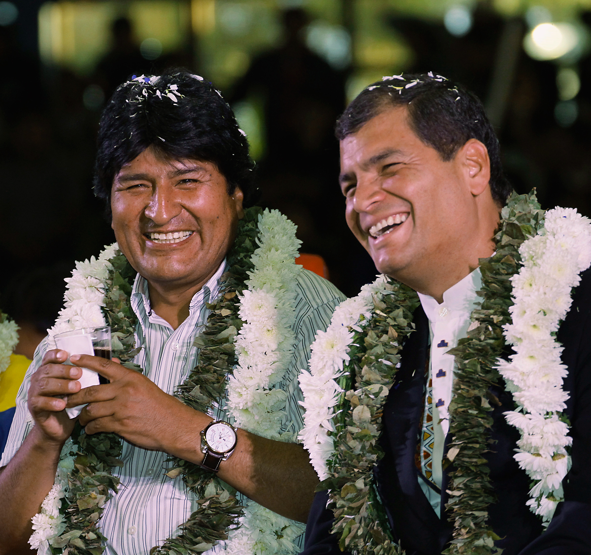 Evo Morales bolíviai és Rafael Correa ecuadori elnök egymás között