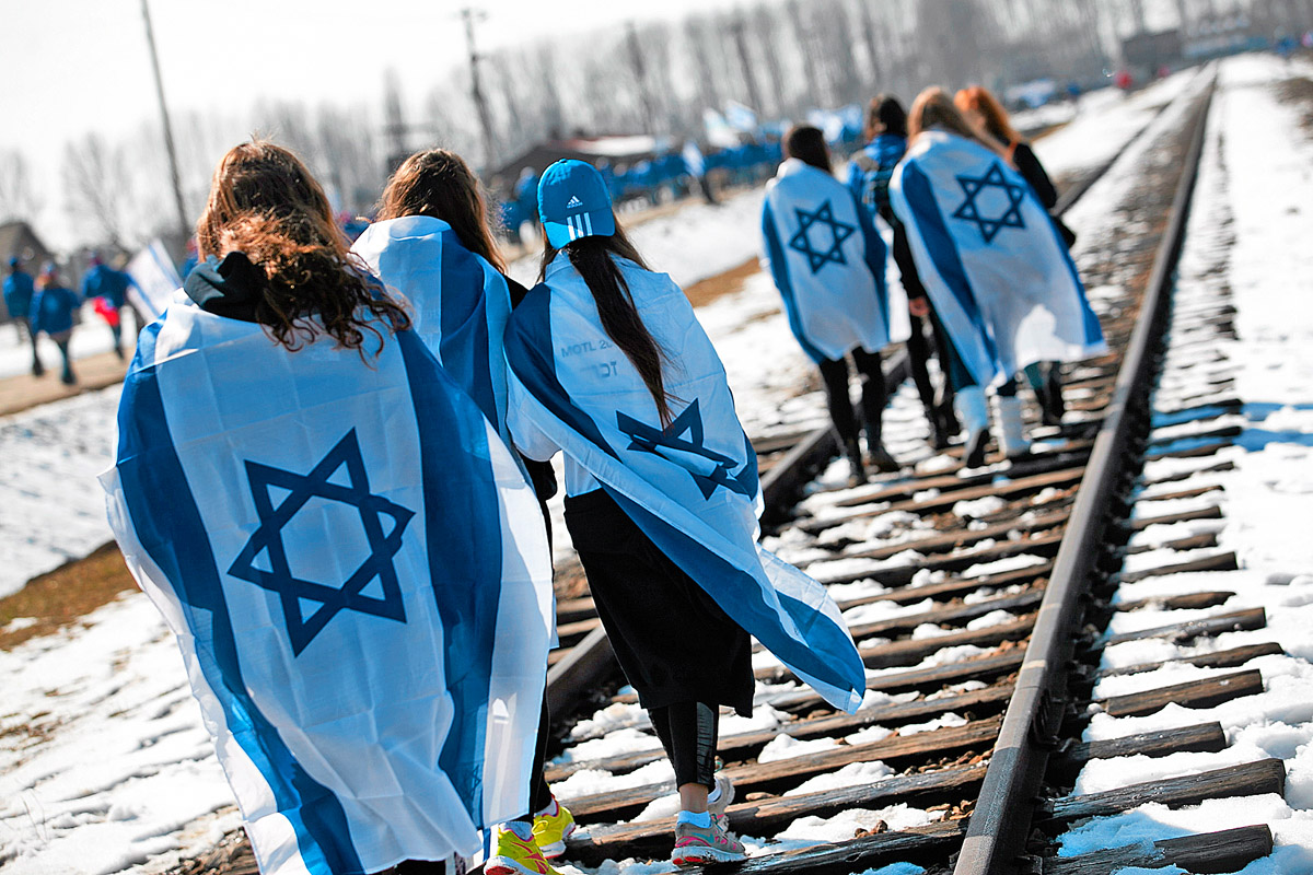 Megemlékezők Auschwitz-Birkenauban a tavalyi Élet Menetén
