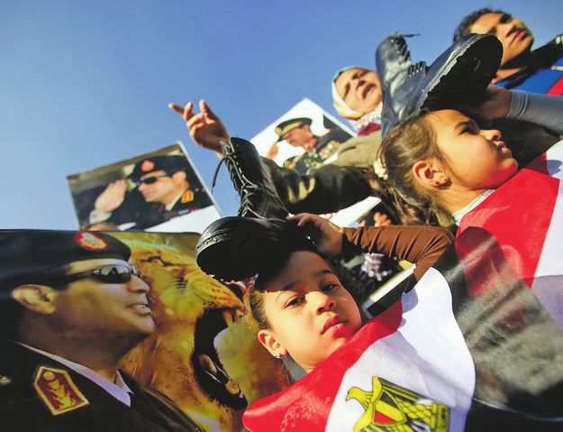 Al-Sziszi altábornagy hívei tüntetnek a volt államfő büntetőperének otthont adó kairói rendőrakadémiánál
