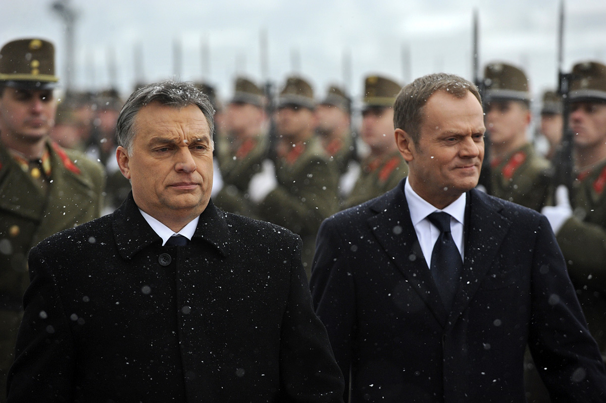 Orbán Viktor miniszterelnökkatonai tiszteletadással fogadja Donald Tusk lengyel kormányfőt