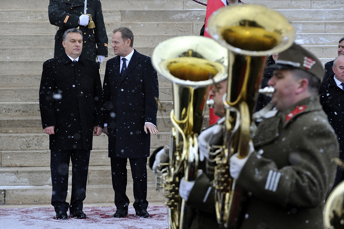 Orbán Viktor katonai tiszteletadással fogadja Donald Tusk lengyel kormányfőt a Parlament Duna felőli bejáratánál 2014. január 29-én