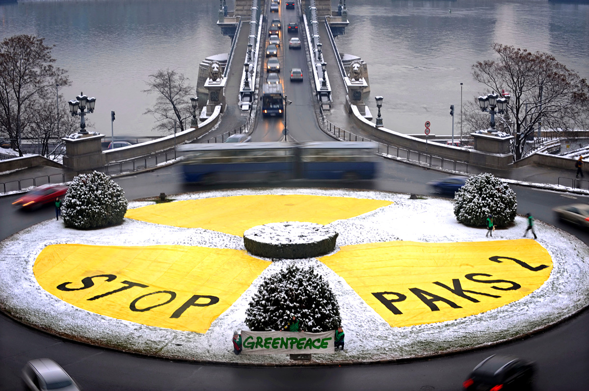 Greenpeace tiltakozó akció a paksi bővítés kapcsán a Clark Ádám téren