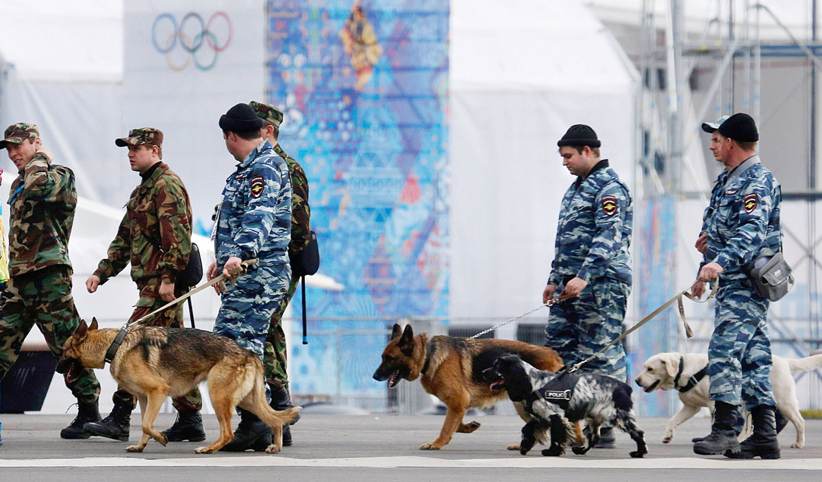 Rendőrök és bombakereső kutyák az olimpiai parkban