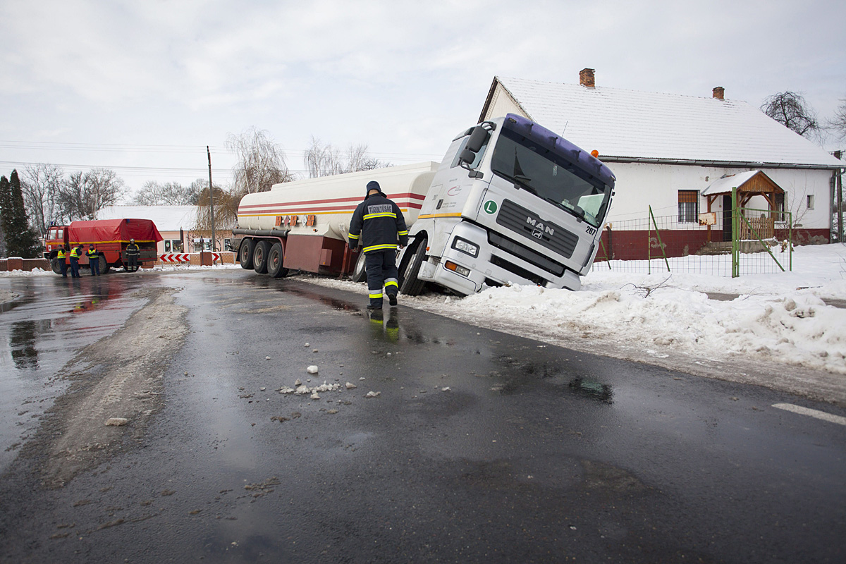 Benzinszállító kamion, amely előzőleg megcsúszott a jeges úton és az árokba borulva állt meg a Somogy megyei Homokszentgyörgyön