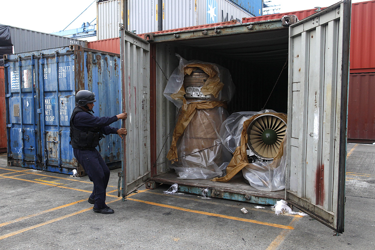 Egy panamai rendőr átvizsgálja a Csong Cson Gang teherszállító hajó azon konténerét, amelyben a MIG-21-es lapult
