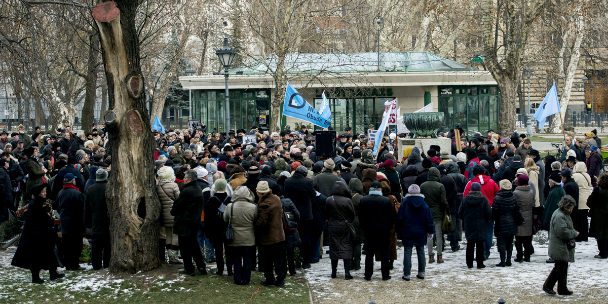 Résztvevők a megszállás emlékműve ellen szervezett flashmobon a fővárosi Szabadság téren