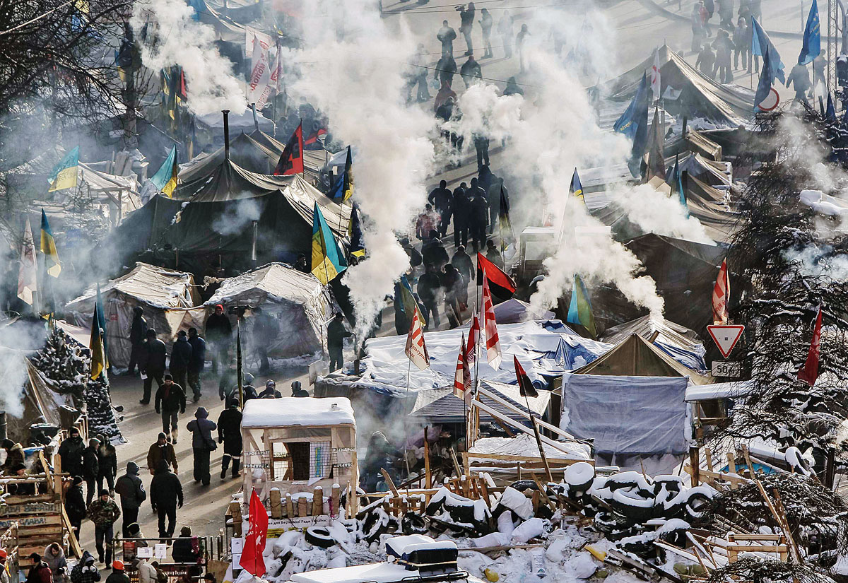 Kormányellenes tüntetők a Függetlenség terén Kijevben