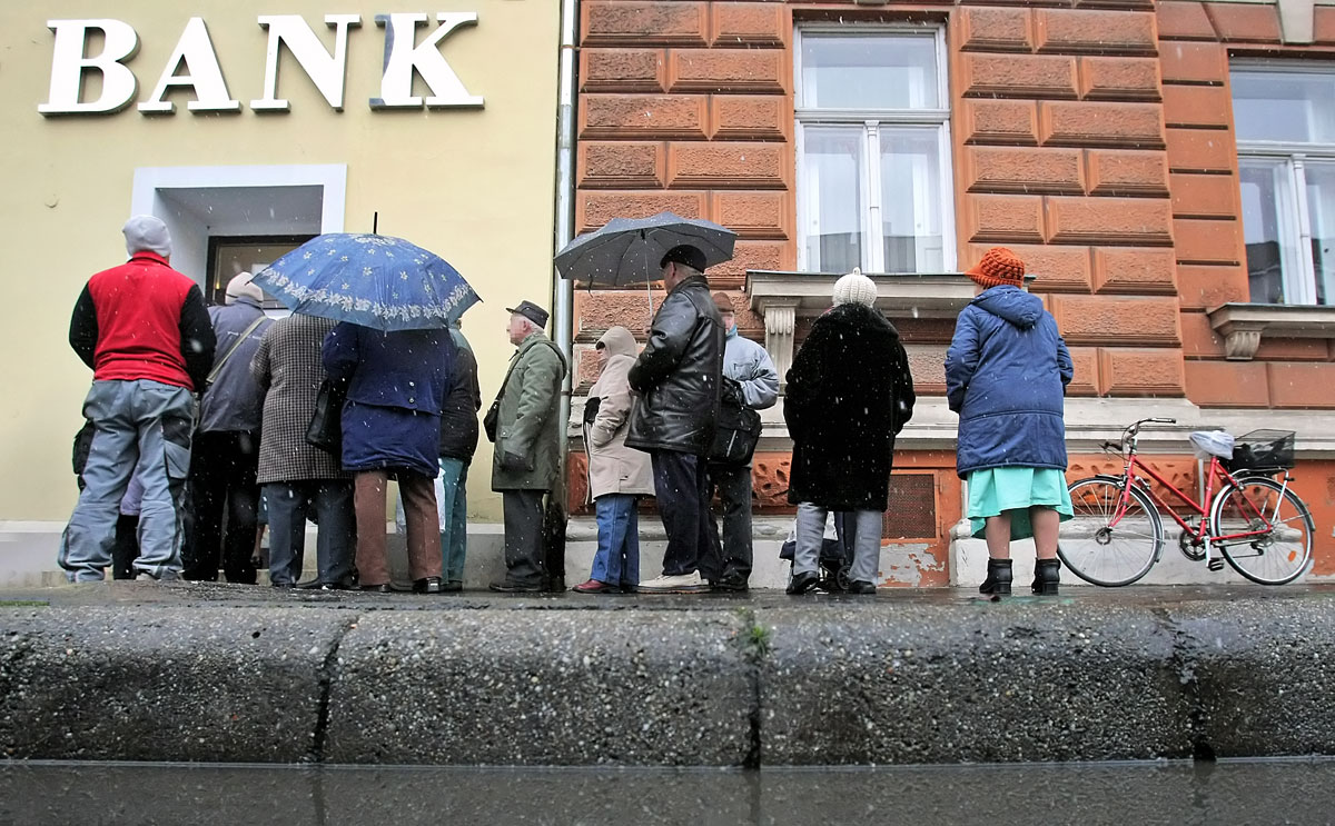 Pénzért álltak sorba, de egyelőre csak tájékoztatást kaphattak az ügyfelek