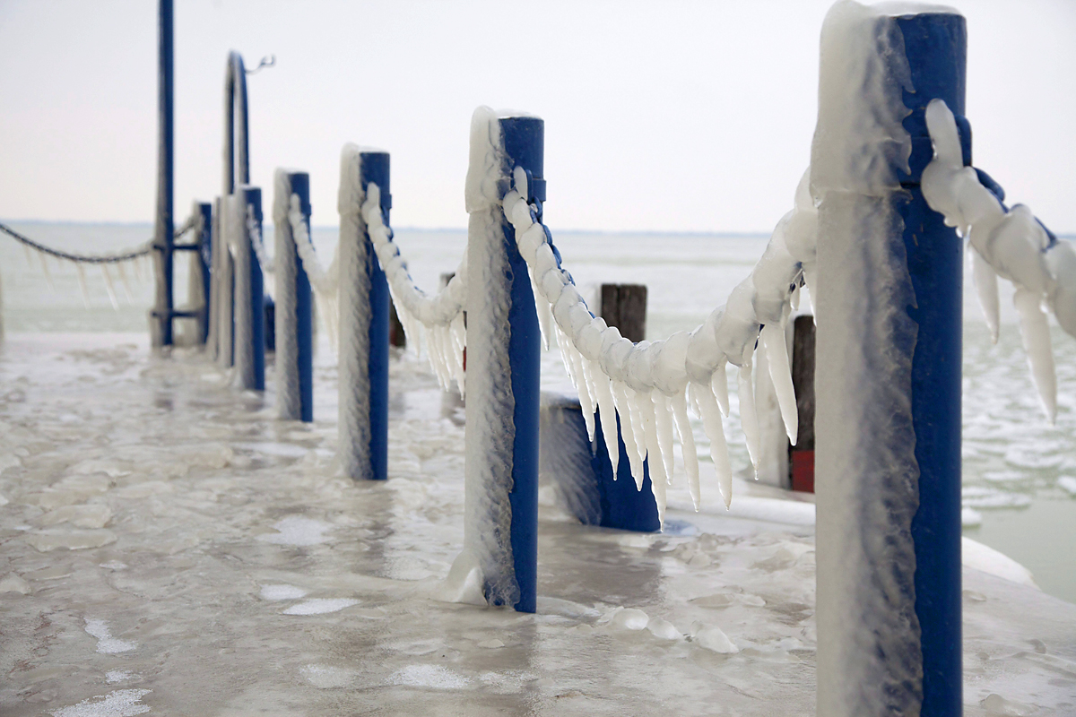 Balatongyörök, 2014. február 2.
Az elmúlt napokban fújó viharos erejű szél és a hideg miatt vastag jégpáncél borítja a balatongyöröki mólót 2014. február 2-án.
MTI Fotó: Varga György