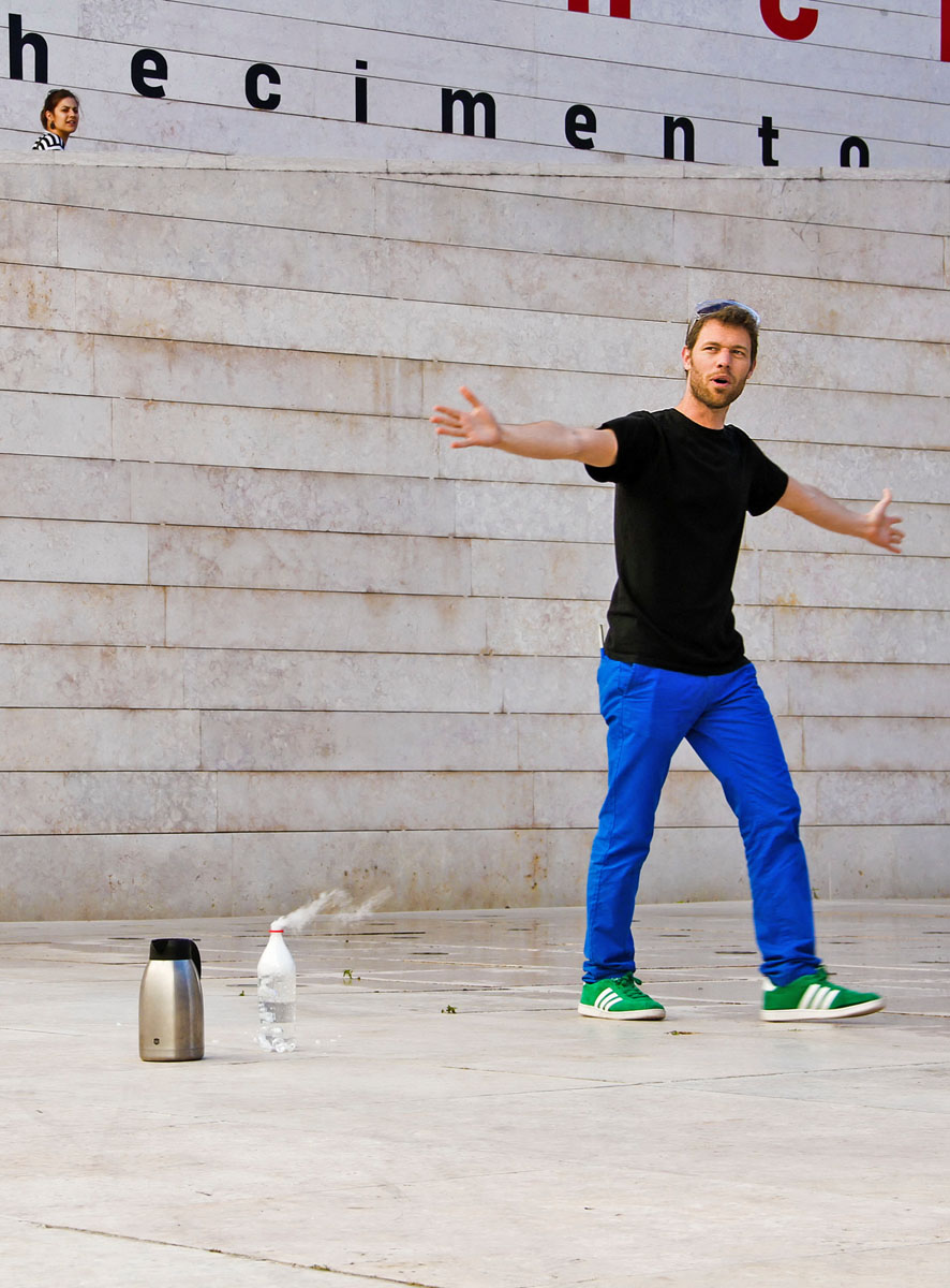 Vigyázat, robban! Zsiros László Róbert szárazjéggel készül a levegőbe repíteni egy műanyag palackot