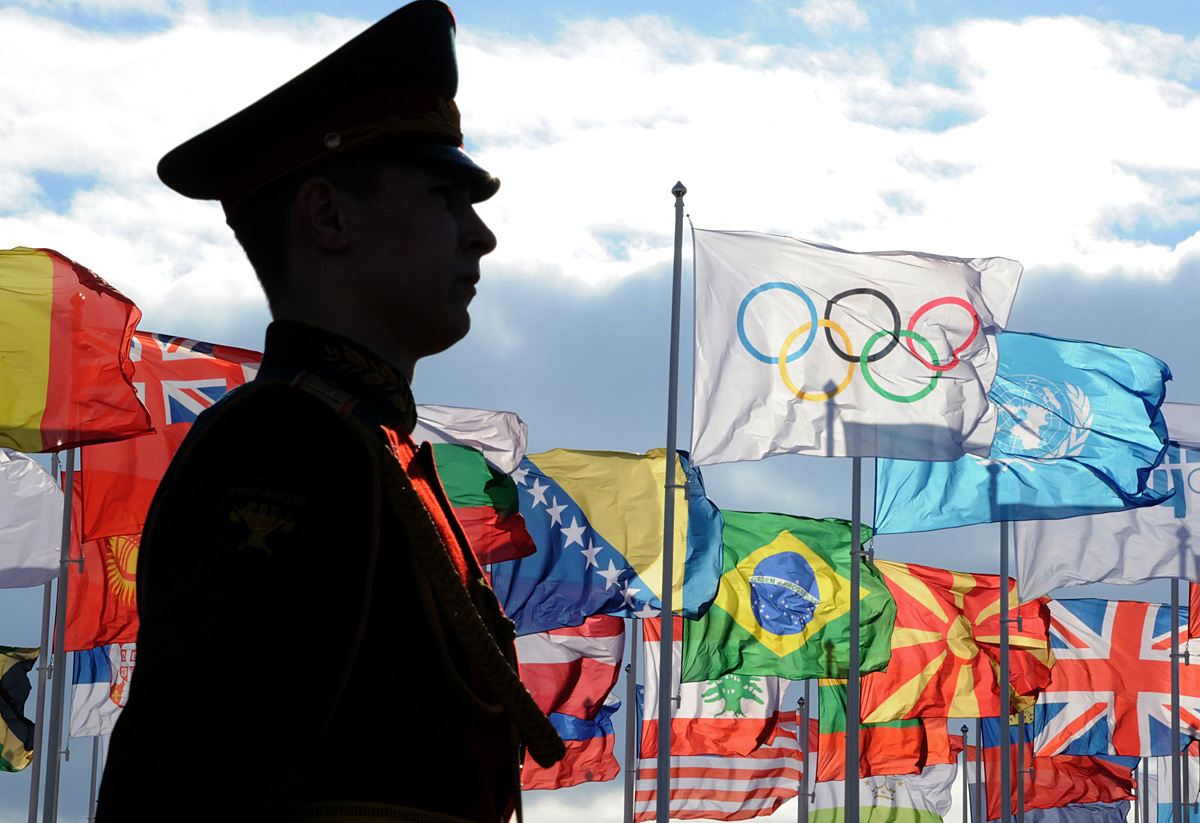 A szocsi olimpiai parkban már lobognak a zászlók