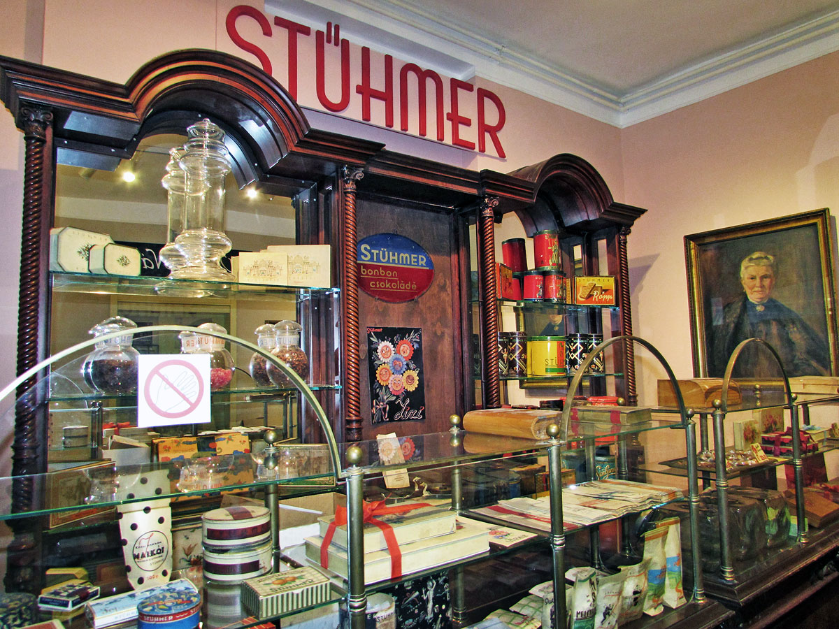 A Kecskeméti utcai Sthümer-bolt 1880-ban készült berendezése: a polcokon és mindenütt minden igazi és eredeti