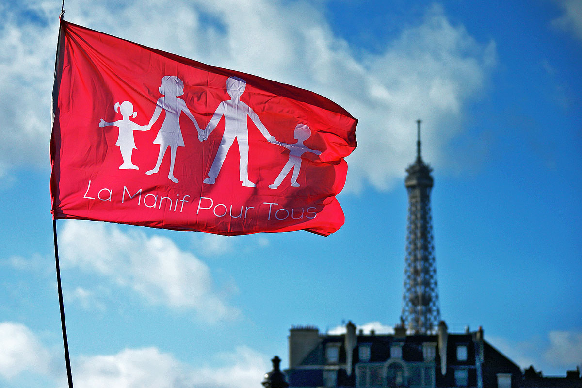 A francia „családbarát” tüntetők zászlója