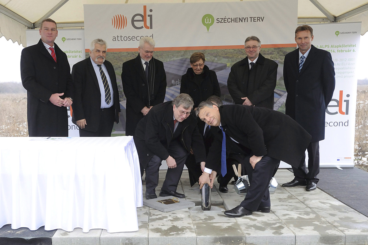 Orbán Viktor Wolfgang Sander, az ELI-DC igazgatójának segítségével leteszi az alapkövet