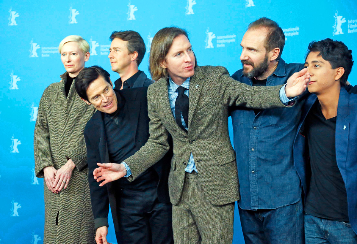 Tilda Swinton, Edward Norton, Willem Dafoe, a rendező Wes Anderson, Ralph Fiennes és Tony Revolori köszönti a közönséget