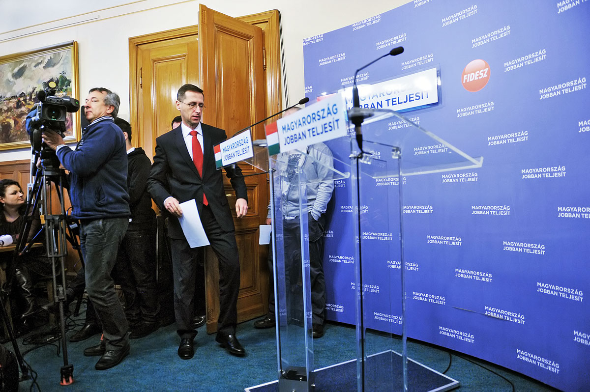 A Fidesz ingyen kapta meg a 800 milliós kampány elemeit