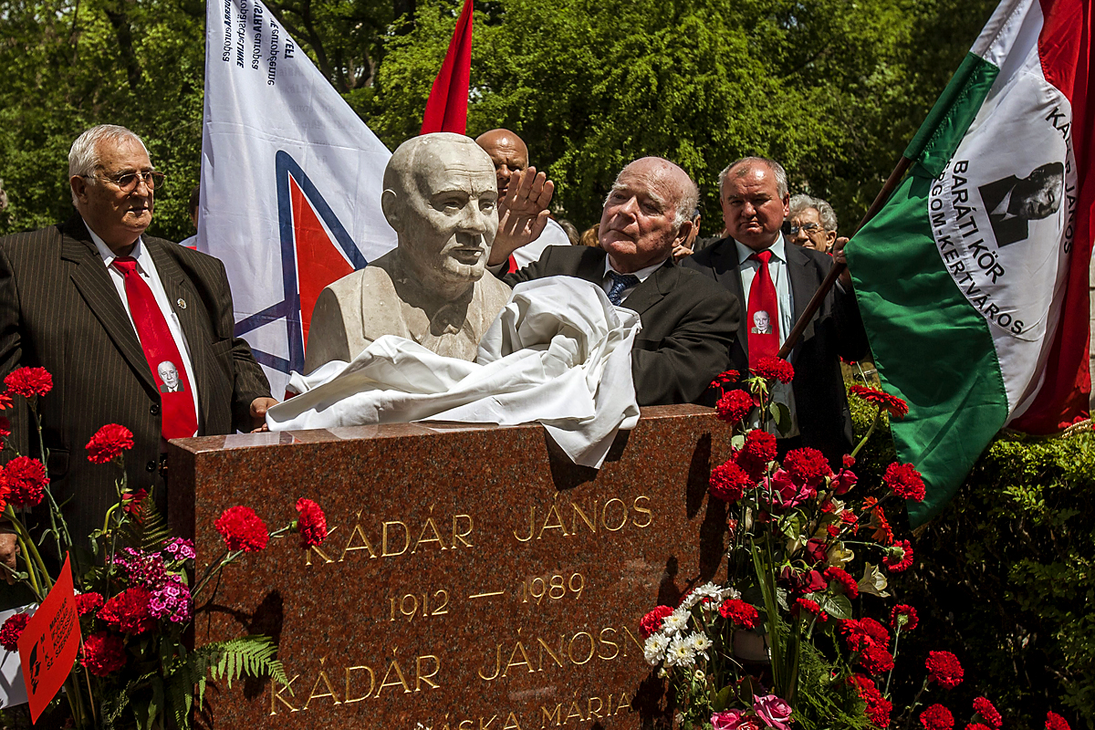 Moldova György író és Moravcsik Attila, a Kádár János Baráti Kör elnöke leleplezik Kádár János mellszobrát az egykori kommunista pártfőtitkár születésének századik évfordulóján nyughelyénél 2012. májusában