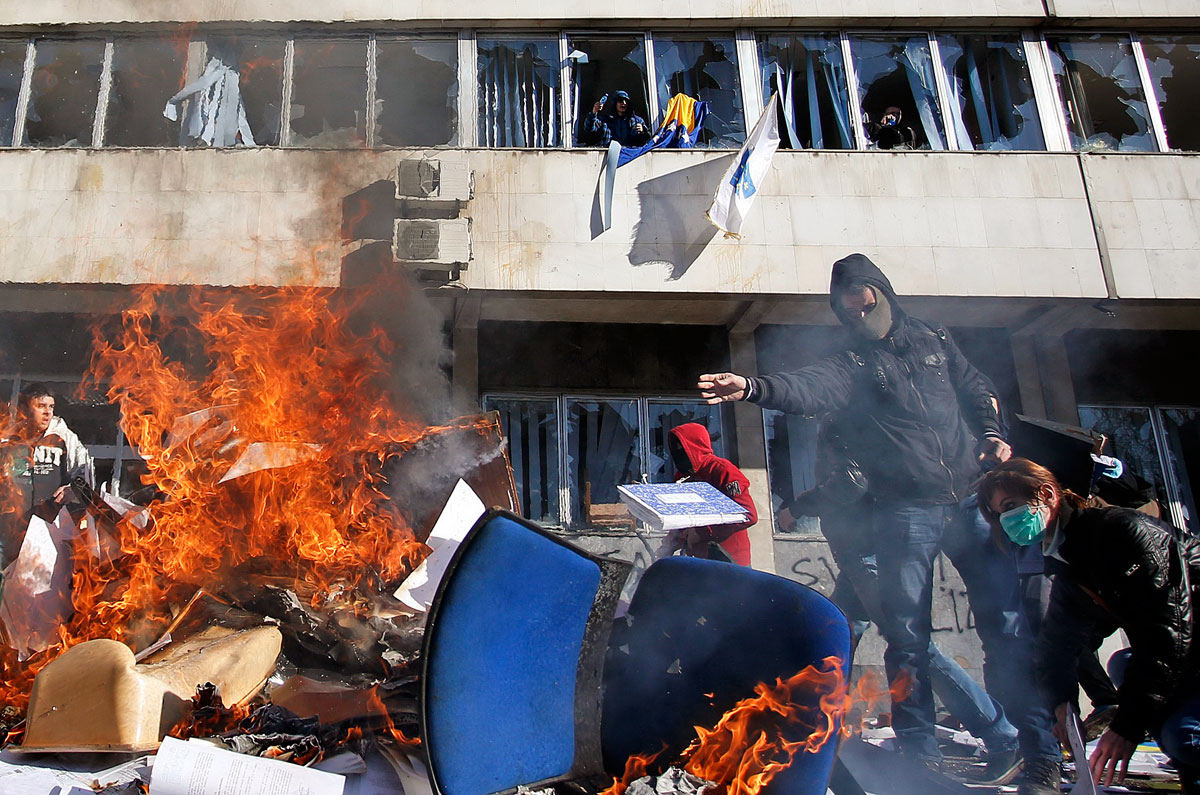 Tüntetők gyújtották fel a kormány épületét Tuzlában