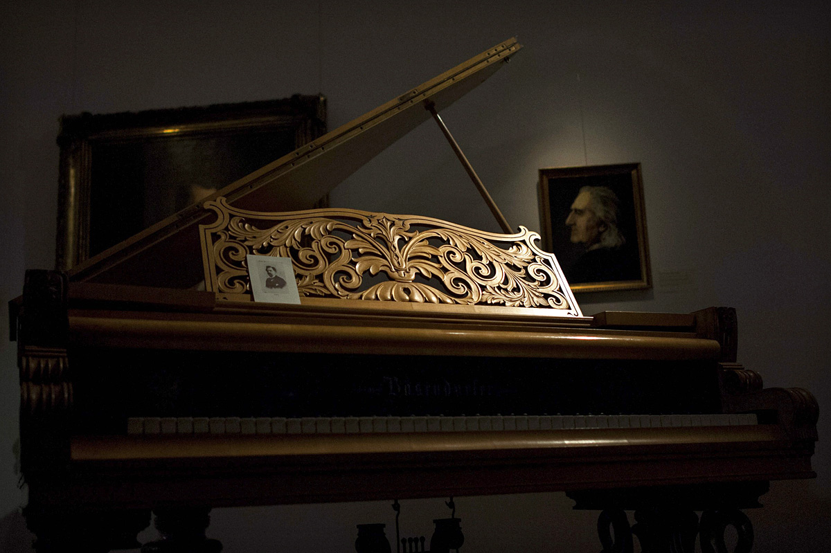 Budapest, 2014. február 6.
Hubay Jenő Bösendorfer-zongorája a Zenetörténeti Múzeumban 2014. február 6-án. Az Egyesült Államok budapesti nagykövetsége átadta a múzeumnak a művész híres zongoráját, amelyet korábban évtizedekig az amerikai nagykövet bu
