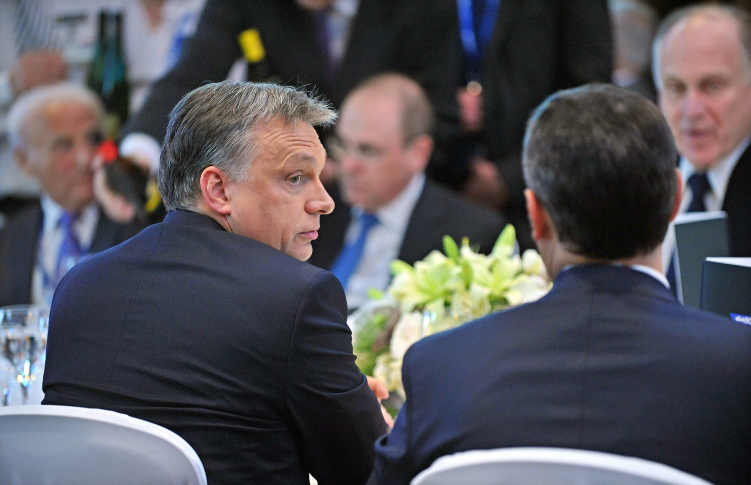 Orbán Viktor és Lázár János beszélget Ronald S. Lauder (szemben jobbra) asztalánál a Zsidó Világkongresszus budapesti tanácskozásán