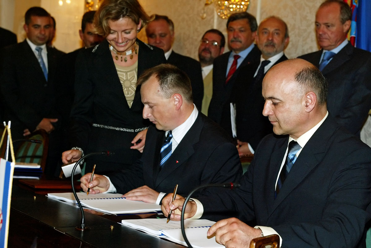 Az INA és a Mol közötti szerződés aláírása 2003. július 17-én