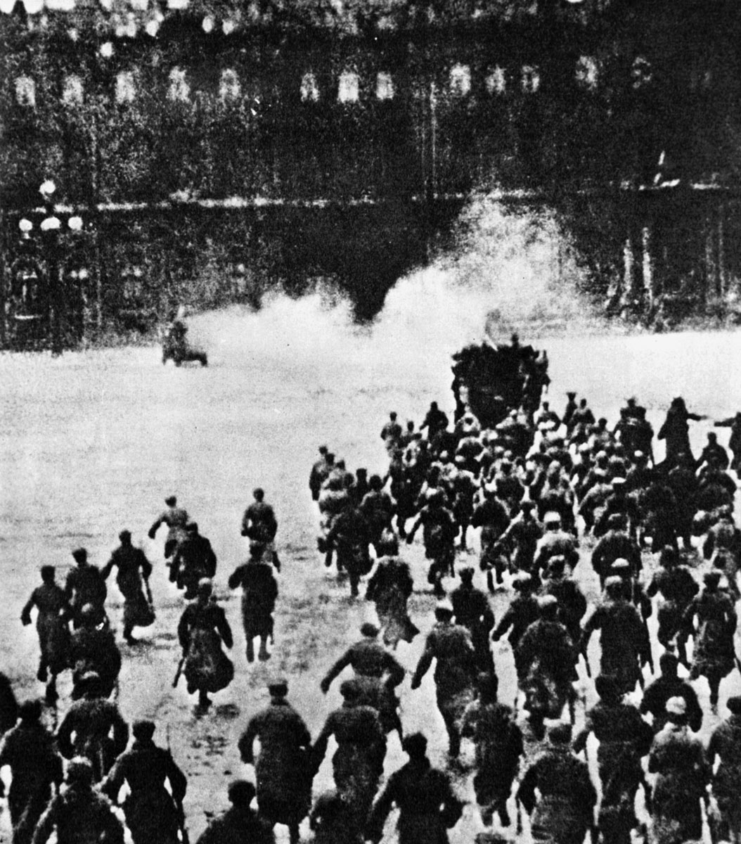 Szentpétervár 1917, a vörös gárdisták megrohamozzák a Téli Palotát