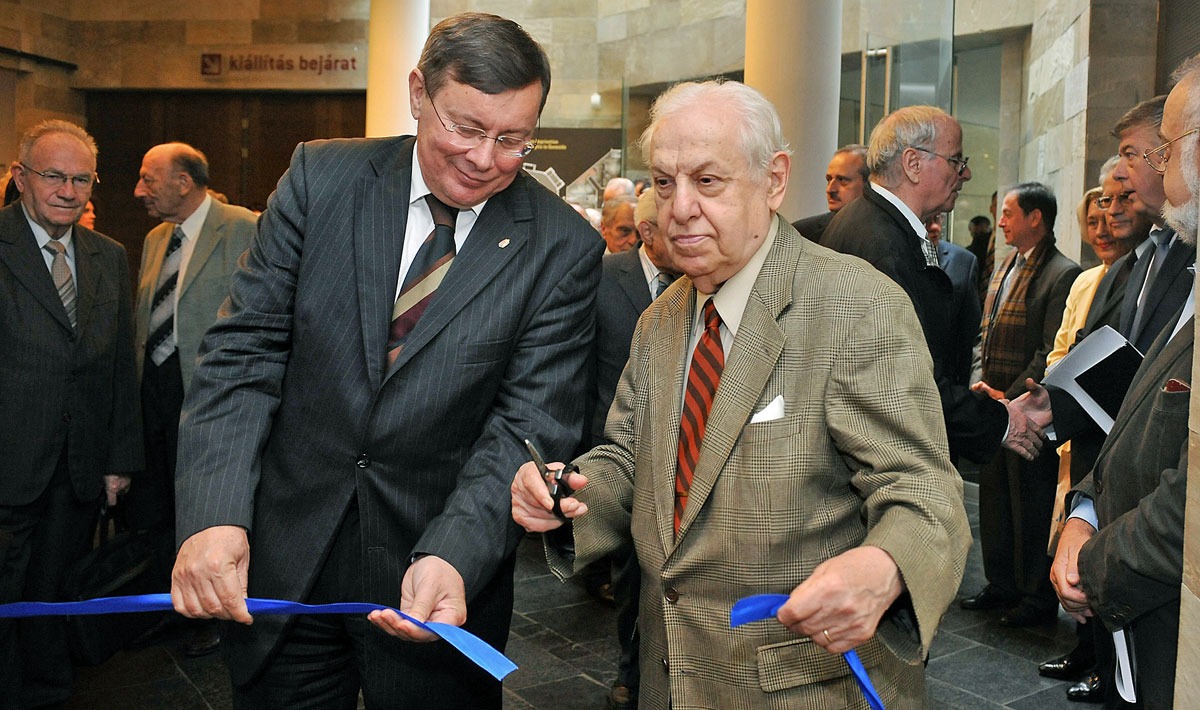 2011. október 11.: Randolph L. Braham átvágja a szalagot a róla elnevezett téka megnyitóján a Páva utcai Holokauszt Emlékközpontban. Mellette Hóvári János külügyminisztériumi helyettes államtitkár áll
