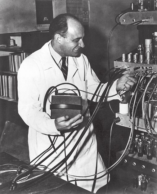 Enrico Fermi az első, készülő atommáglyával 1942-ben, Chicagóban