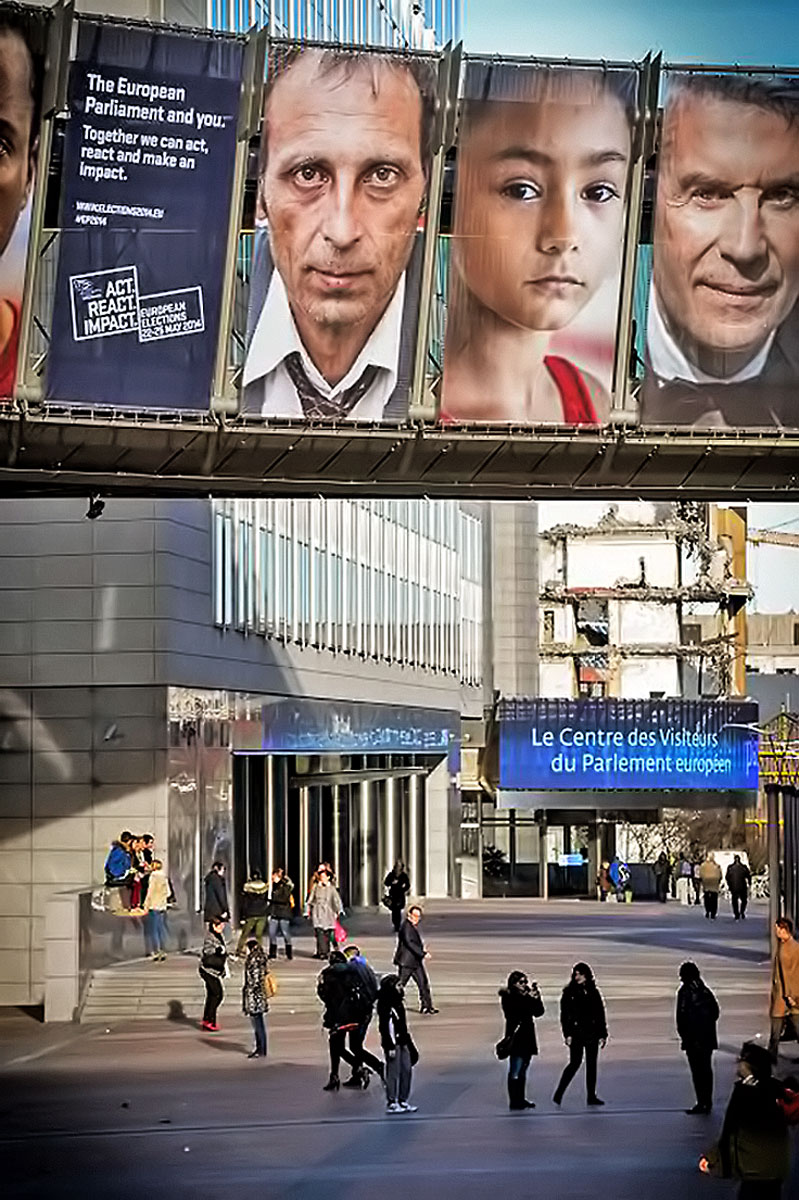 Kampányplakátok az EP brüsszeli épületén
