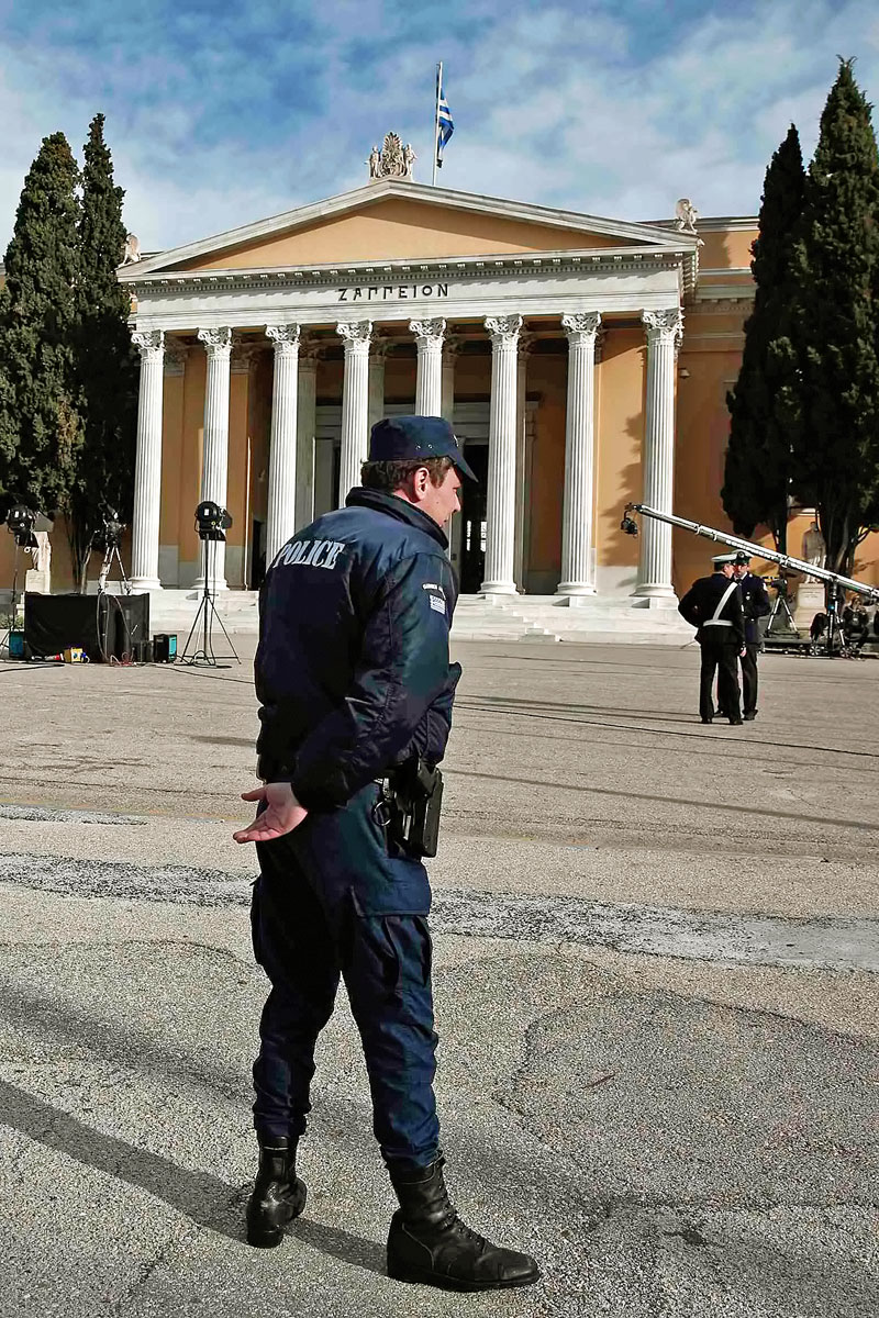 Rendőri jelenlét Athénban azt követően, hogy nyoma veszett Kszirosznak
