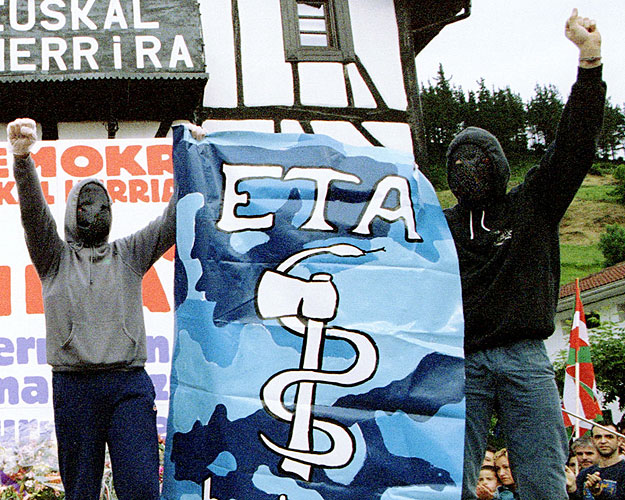 ETA szimpatizánsok 1998-ban. A baszk szeparatisták sokáig nem tudták rászánni magukat a fegyverek átadására