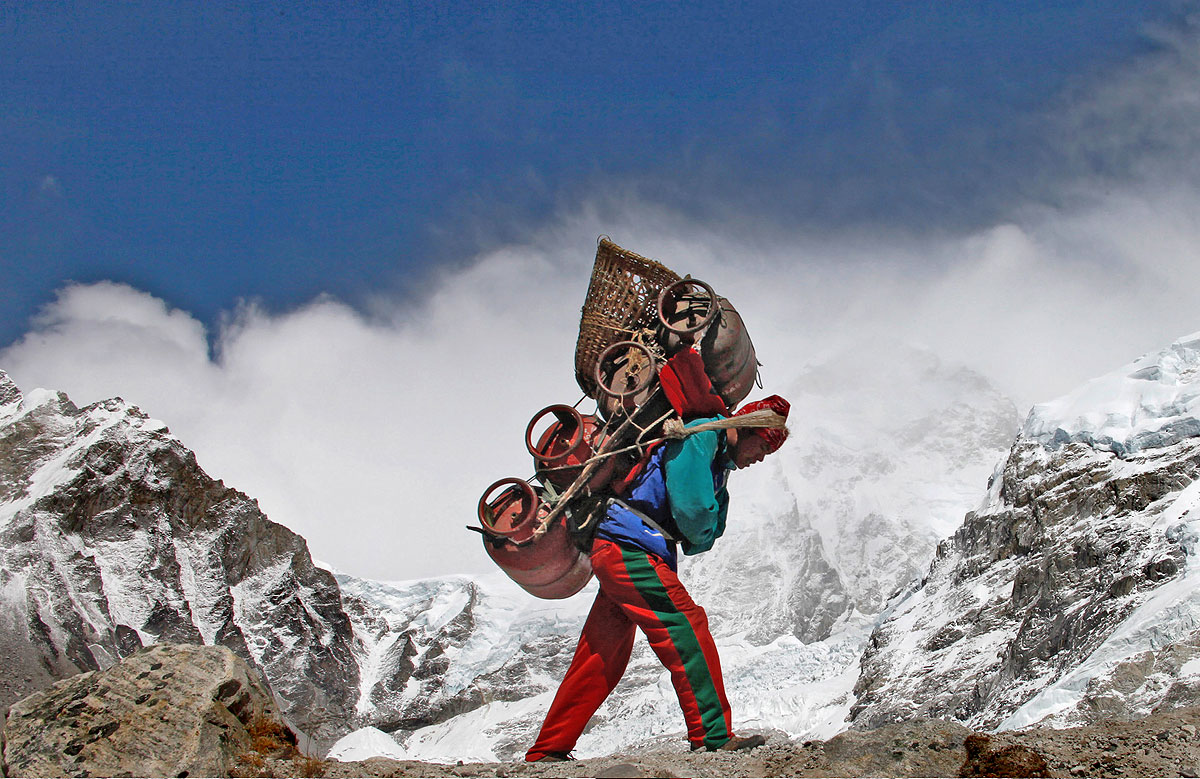 Egy nepáli serpa az Everest alaptábora felé baktat