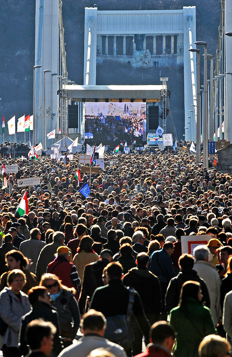 2012. március 15. A Milla rendezvényén jórészt civilek léptek a mikrofonhoz, az idén meghirdetett nagygyűlésen politikusok mondanak majd beszédet. Tavaly az ítéletidő miatt nem volt ünneplés a Szabad sajtó úton