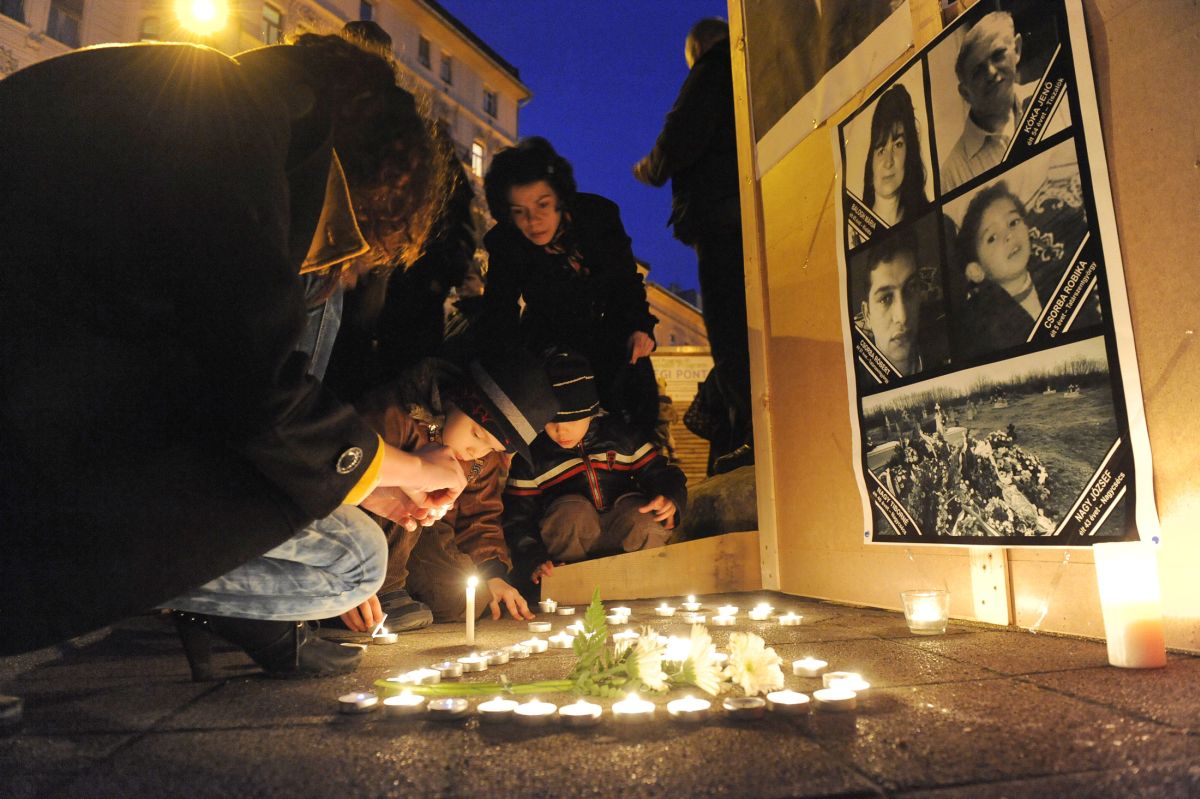 A tatárszentgyörgyi gyilkosság ötödik évfordulóján a támadások összes áldozatára emlékeznek a budapesti Mátyás téren