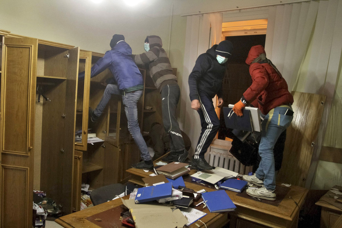 A kormányellenes tüntetők behatoltak a lvivi ügyészség épületébe feburár 19-én