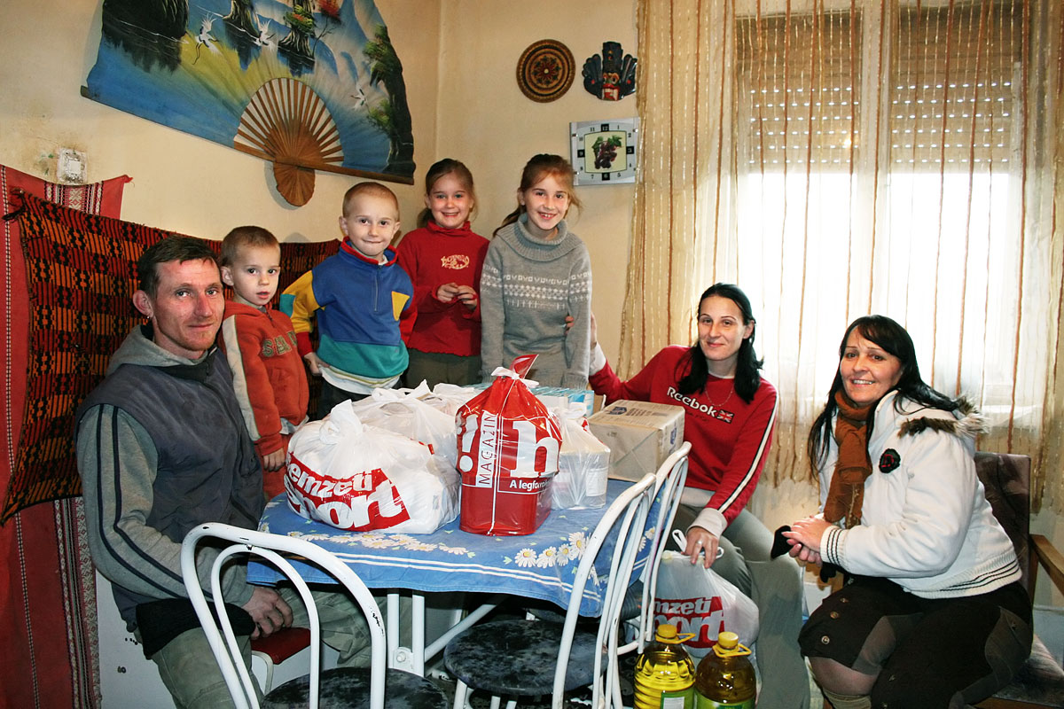 Látogatóban Liskáéknál a polgármesteri hivatal munkatársával – a fiatal házaspár a négy gyereket segélyből és alkalmi munkából neveli