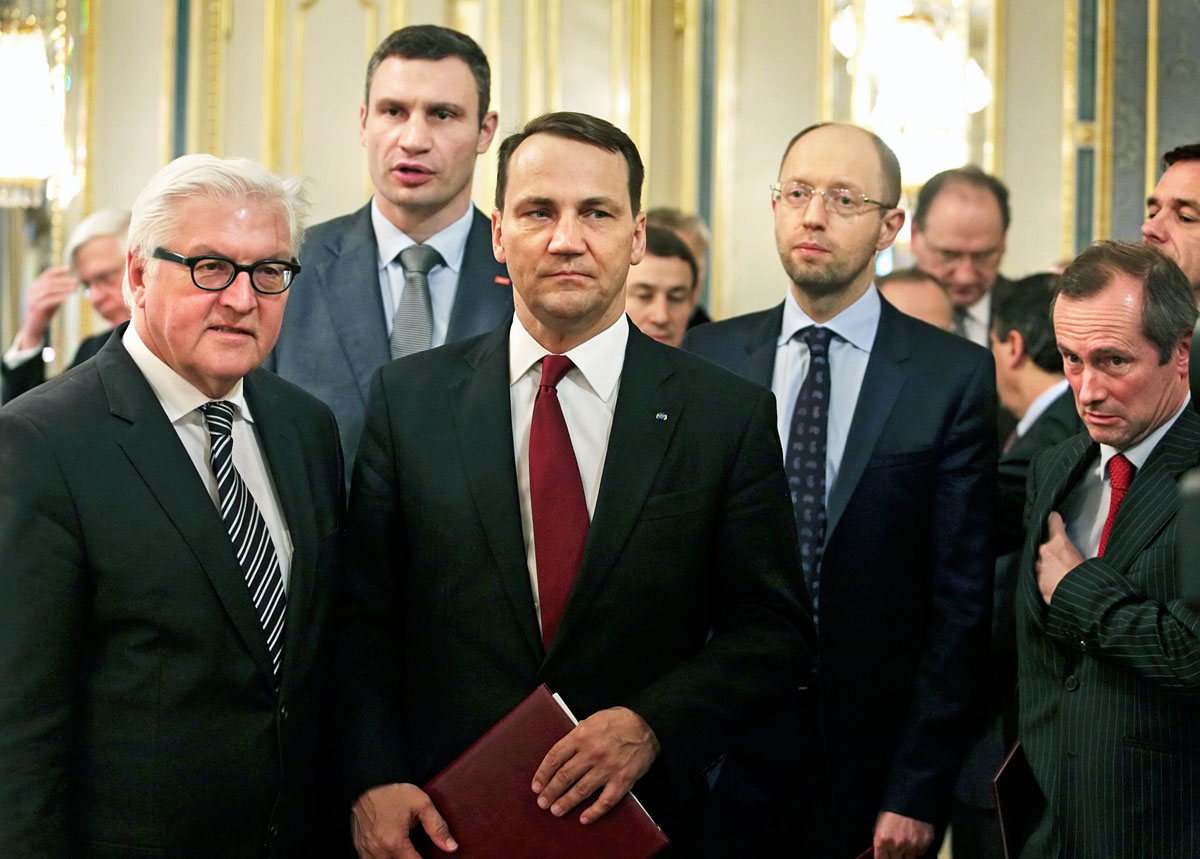 Frank-Walter Steinmeier német és Radoslaw Sikorski lengyel külügyminiszter, mögöttük Vitalij Klicsko és Arszenyij Jacenyuk ellenzéki vezetők. Kiben lehet megbízni?