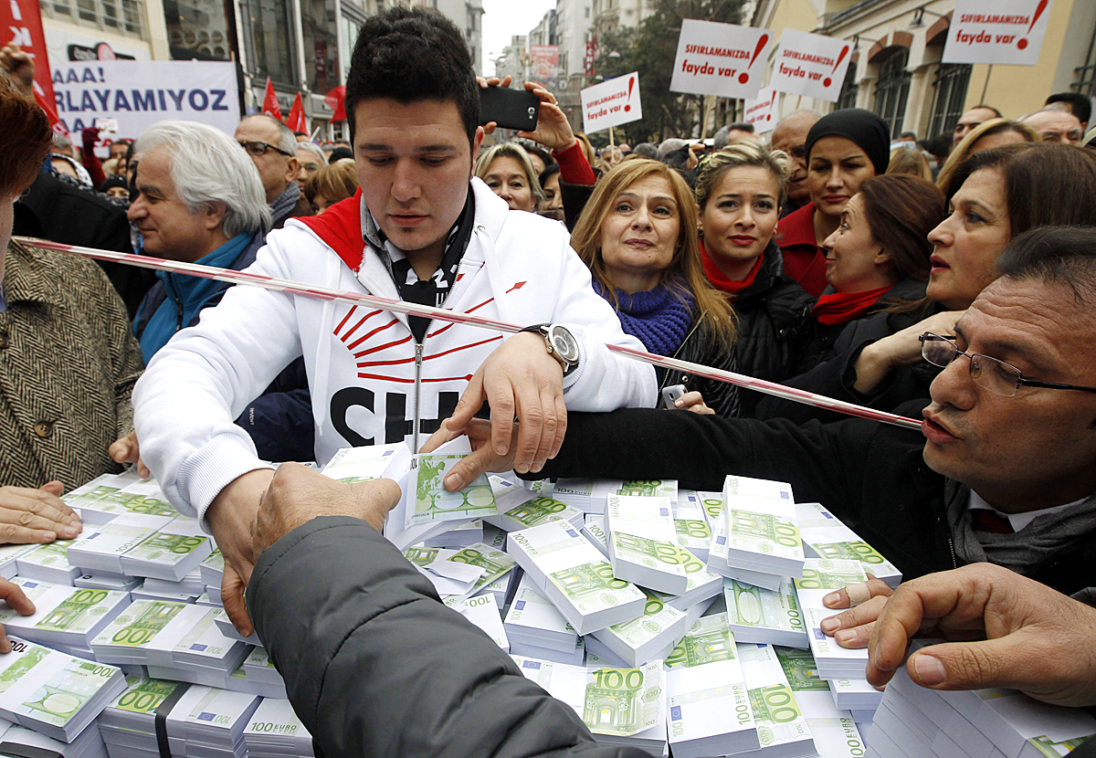 Az ellenzéki CHP hívei hamis bankjegyekkel tüntettek szerdán a kiszivárgott miiszterelnöki telefonbeszélgetések miatt