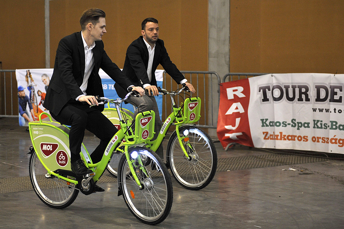 Szollár Domokos, a Mol magyarországi kommunikációs igazgatója és Szeneczey Balázs főpolgármester-helyettes kipróbálja a tavasszal induló Bubi kerékpárjait